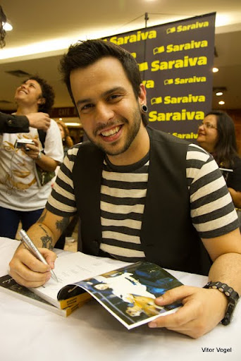 Como foi o lançamento do livro de poesias de Michael, com atores famosos participando Michael%252520Jackson%252520-%252520A%252520Dan%2525C3%2525A7a%252520dos%252520Sonhos%252520-%252520Lan%2525C3%2525A7amento%252520no%252520RJ-74