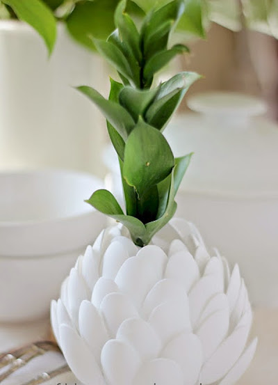 Vaso de flor com colheres de plástico