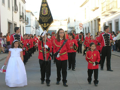 La Banda Infantil de Cornetas y Tambores Sayones, durante el desfile procesional del 2010 de la Virgen de la Medalla Milagrosa. Foto: Pozoblanco News, las noticias y la actualidad de Pozoblanco (Córdoba)* www.pozoblanconews.blogspot.com
