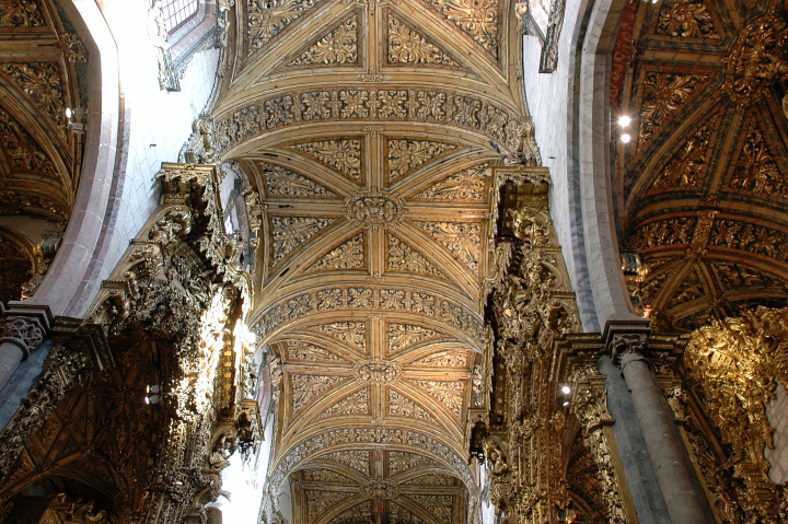 Nội thất trong nhà thờ Công giáo này ở Bồ Đào Nha được trang trí với hơn 650 pound vàng cám