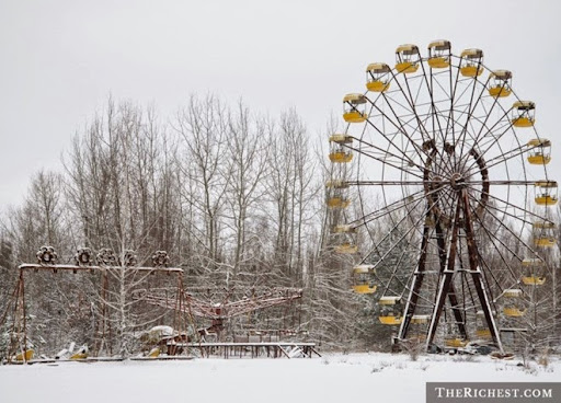 6. Chernobyl Những nỗ lực thực hiện một thử nghiệm ở nhà máy điện hạt nhân Chernobyl năm 1986 đã trở nên mất kiểm soát, tạo ra một vụ nổ gây phát tán phóng xạ vào bầu khí quyển, đánh dấu đây là thảm họa hạt nhân tồi tệ nhất lịch sử. Tuy chỉ trực tiếp gây ra cái chết của 31 người, 50.000 công nhân đã phải chiến đấu với các hệ quả lây nhiễm phóng xạ sau đó. Đồng thời, ít nhất 350.000 người đã phải sơ tán khỏi nơi cư trú và biến đây thành vùng đất chết. Theo Forbes, chính quyền Ukraina hiện tại vẫn phải dành 5 - 7% ngân sách hàng năm để khắc phục thiệt hại của thảm họa này.