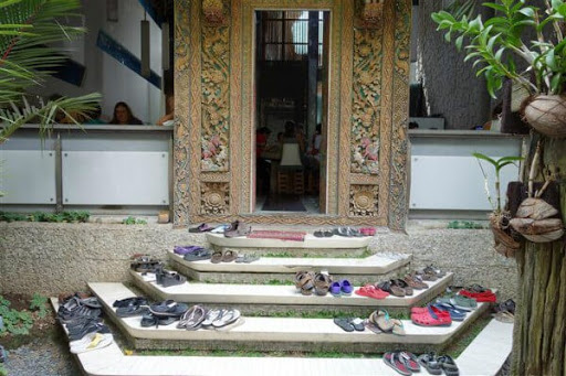 tinggalkan sepatu di luar saat mengunjungi rumah penduduk setempat