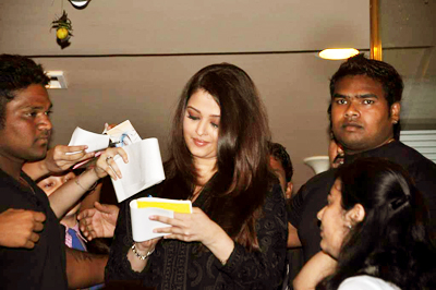 Aishwarya Rai Bachchan signs autographs for eager fans at 'Support My School' Telethon '13, held in Mumbai on February 3, 2013. (Pic: Viral Bhayani)