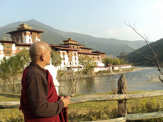 Ký sự chuyến hành hương Bhutan đầu xuân._Bodhgaya monk (Văn Thu gởi) DSC06773