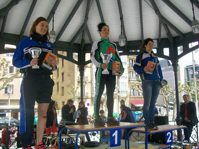 Podium femenino en la media maraton de IrÃºn
