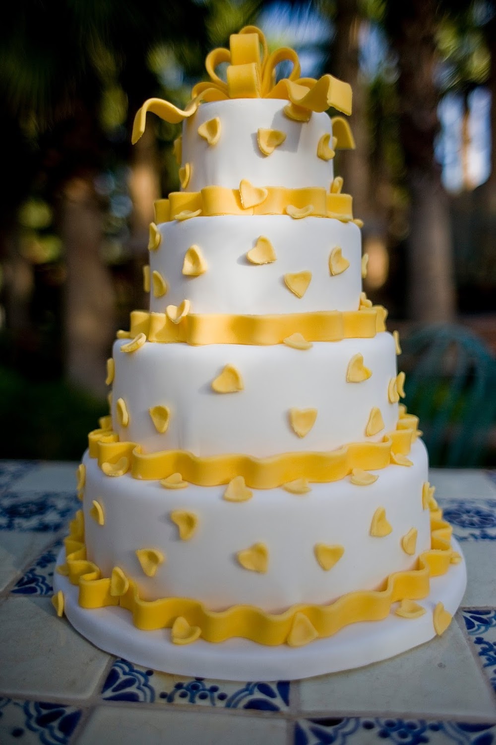 My good cake. Торт с желтыми цветами. Свадебный торт желтый. Красивый желтый торт. Бело желтый торт.