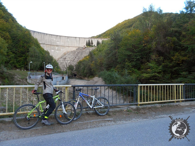 http://www.povesticalatoare.ro/2013/11/30/pe-bicicleta-spre-barajul-paltinu/