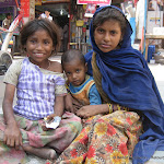 Jeunes mendiants en train de manger du chocolat, Delhi