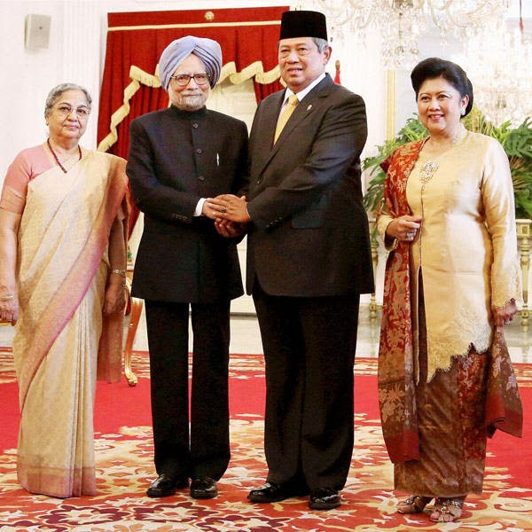 Prime Minister Manmohan Singh and his wife Gursharan Kaur pose with Indonesian President Susilo Bambang Yudhoyono and his wife Ani Yudhoyono for photographers before their meeting at Merdeka Palace in Jakarta, Indonesia.