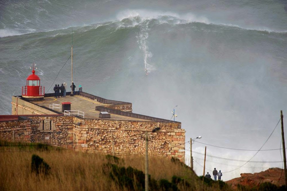 Probably-the-New-world-record-of-the-biggest-wave-surfed.jpg