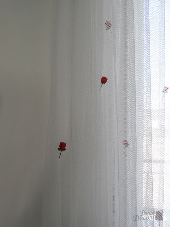 Rosas hechas a mano para decorar visillo IKEA.
