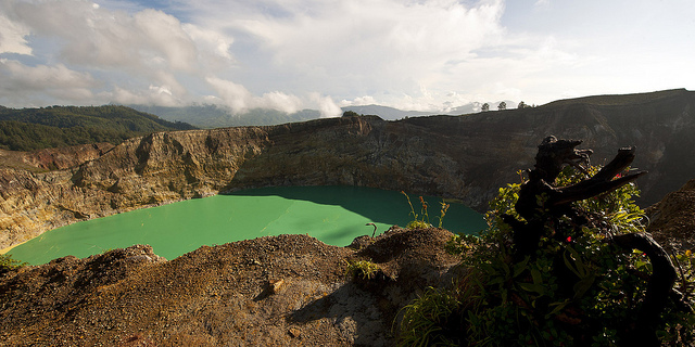 البحيرات العجيبة الملونة Kelimutu%2520Indonesia%2520volcanic%2520Lakes%2520three%2520colours%252011