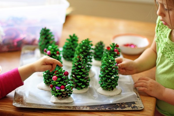 Öltöztessük fel a fenyőfa virágát! Színes karácsonyi tobozdíszek | Szépítők  Magazin