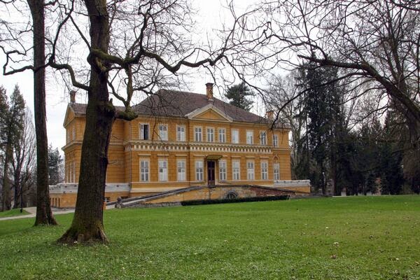 Castelul de la Săvârșin, singura proprietate din România cu adevărat privată a Casei Regale Castelul de la Săvârșin, singura proprietate din România cu adevărat privată a Casei Regale