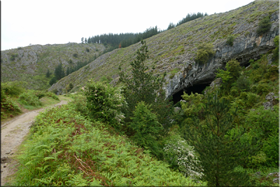 Entrada norte de la cueva de Blatzola