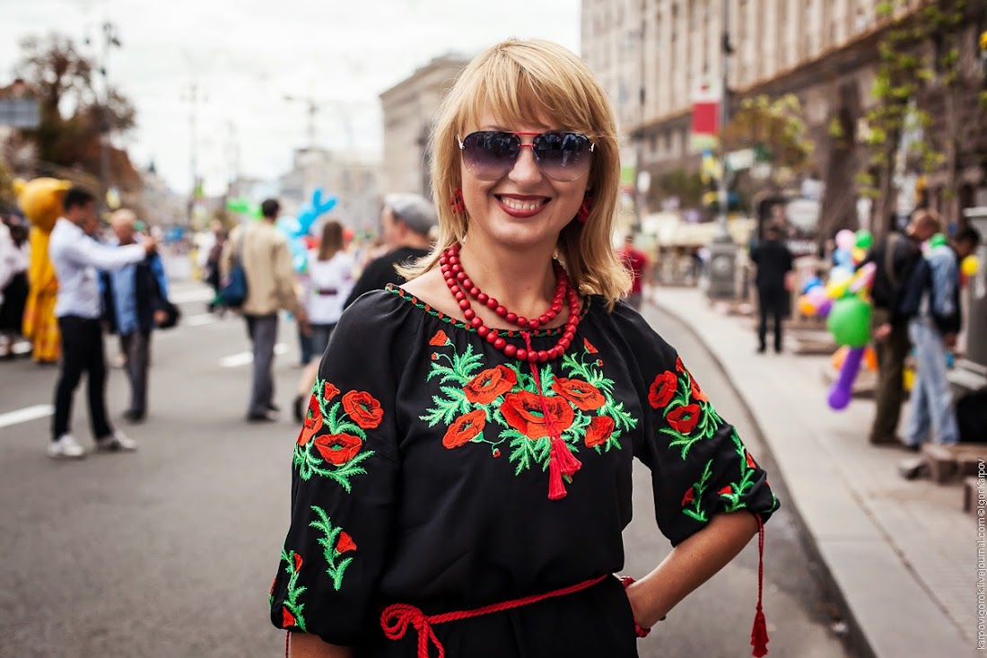 Украинцы в вышиванках на День независимости в Киеве