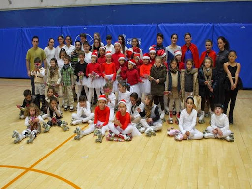 Más de 50 patinadores de la Escuela Deportiva participaron en el Festival de Navidad de Patinaje Artístico de Getafe