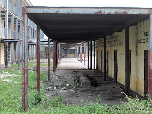 A droite, des toilettes de l’Athénée de Lingwala le 30/08/2012 à Kinshasa, à la veille de la rentrée scolaire prévue dans 4 jours. Radio Okapi/ Ph. John Bompengo