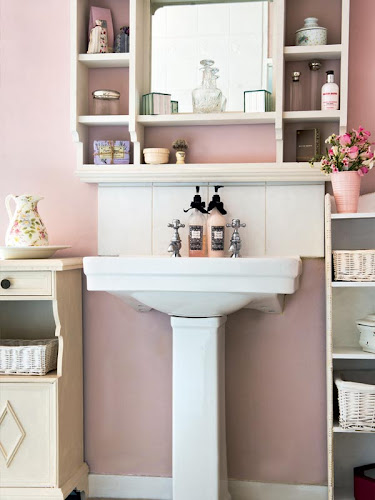 Shabby chic English cottage bathroom