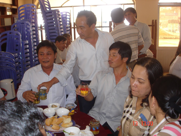 Chào mừng Ngày nhà giáo Việt Nam 20/11 2010 - Page 3 DSC00072