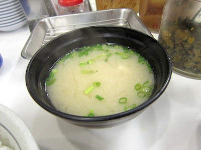 定食の味噌汁は豆腐入りの優しい味わい