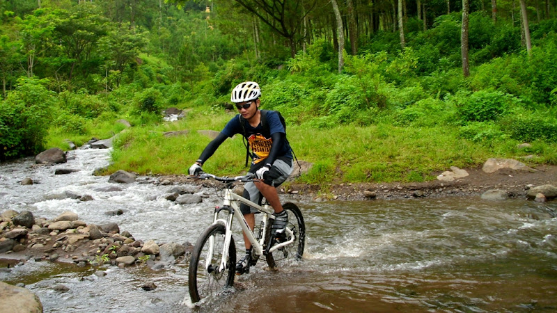 Sekarang waktunya pulang, tapi harus melewati sebuah sungai kecil tanpa jembatan. Hajar sudah meski resiko pulang berbasah ria :D