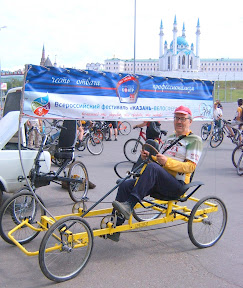 Над четырехколесным чудо-велосипедом, разработанным по заданию Ильдуса Янышева, гордо реет плакат "ВелоСферы-2011".