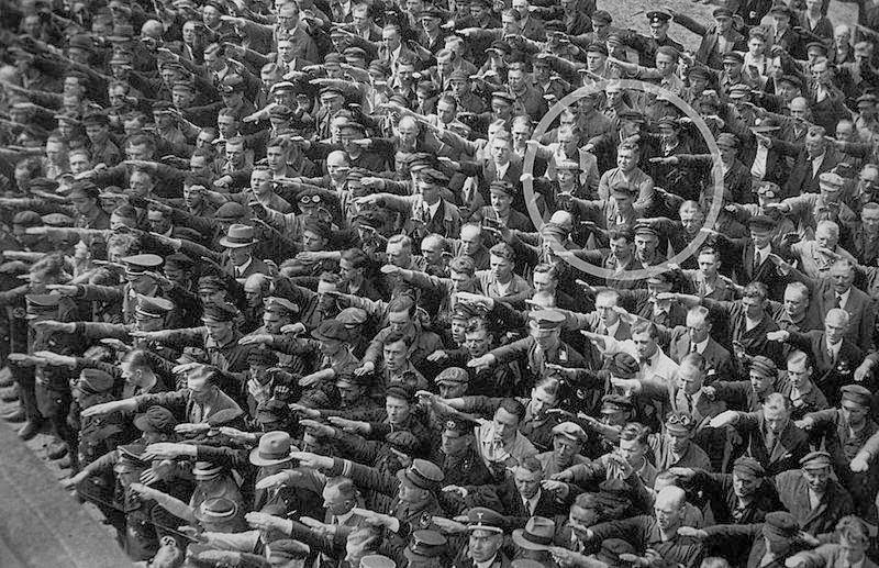 August Landmesser não fazendo a saudação nazista