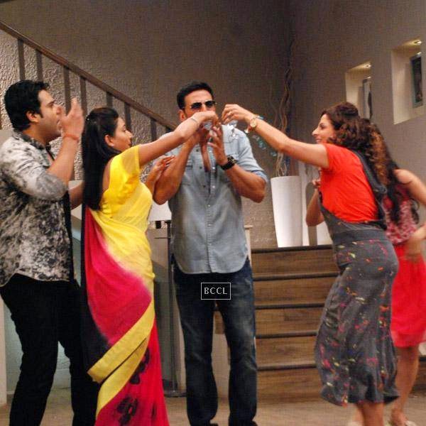 Akshay Kumar promotes his film It's Entertainment on the sets of Badi Door Se Aaye Hai. (Pic: Viral Bhayani)