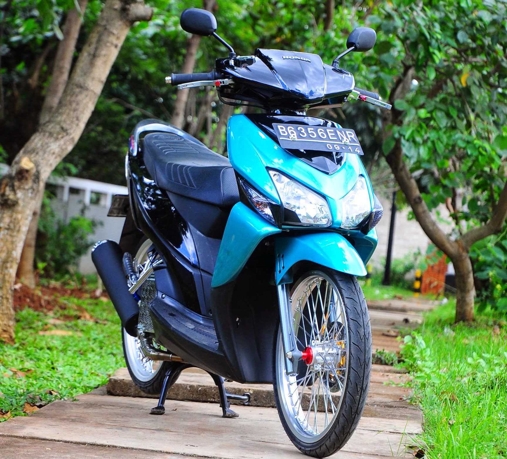 Modifikasi Motor Vario Techno Velg 17