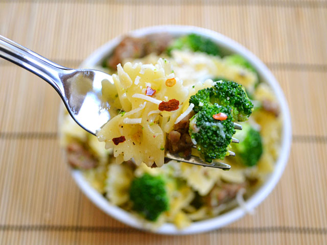 Close up van een vorkvol pittige worst en Broccoli Pasta