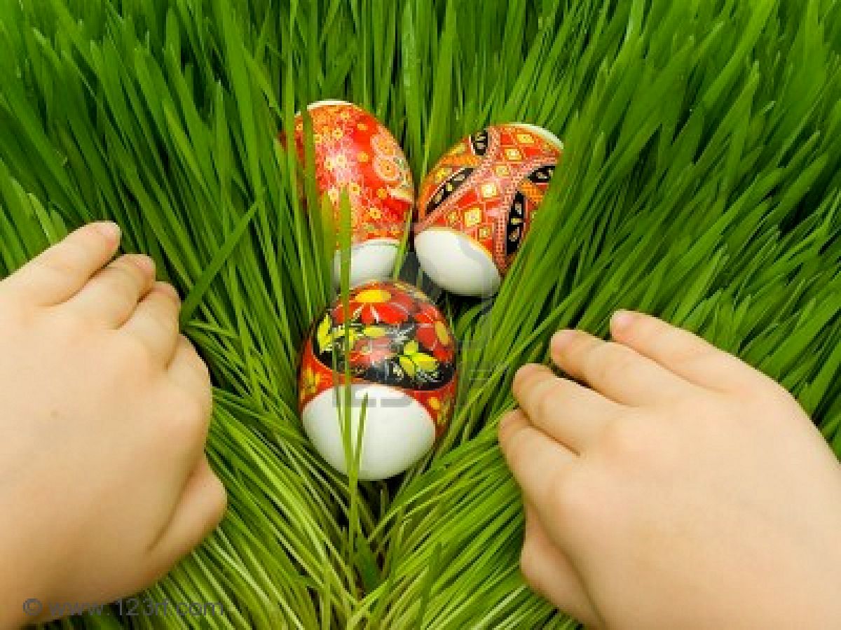 Felices  pascuas  2706093-los-huevos-de-pascua-decorados-folk-ucraniano-figura-en-la-hierba