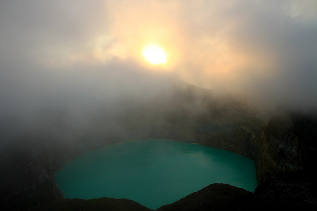 البحيرات العجيبة الملونة Kelimutu%2520Indonesia%2520volcanic%2520Lakes%2520three%2520colours%25205
