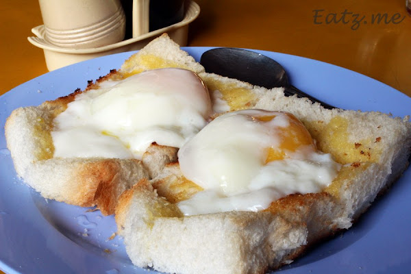 Half-Boiled Egg with Bread aka Roti Telur Separuh Masak dengan Roti aka Roti Telur Goyang Medan Selera Dato Sagor