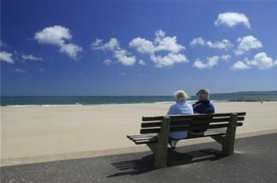 海を眺める老夫婦