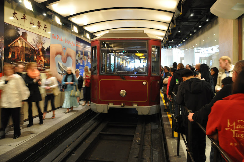Трамвай к пику Виктория в Гонконге