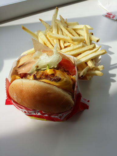Hamburger Restaurant «In-N-Out Burger», reviews and photos, 108 E Easton St, Rialto, CA 92376, USA