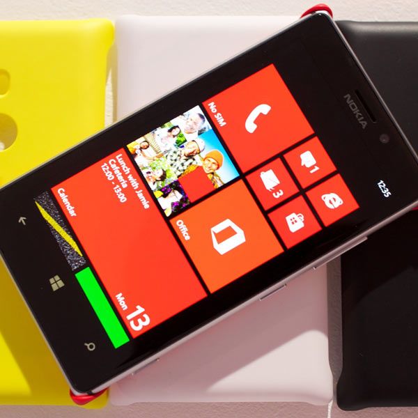 The smartphone comes with a 4.5-inch AMOLED display with a 1280x768 resolution. Slimmer than its predecessor, Nokia Lumia 920, Lumia 925 is 8.5mm thick and wieghs 139gm. The smartphone comes with an aluminium frame with a polycarbonate back.