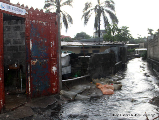 Une ruelle inondée par les eaux de pluie le 23/10/2012 dans la commune de Bandal à Kinshasa. Radio Okapi/ Ph. John Bompengo
