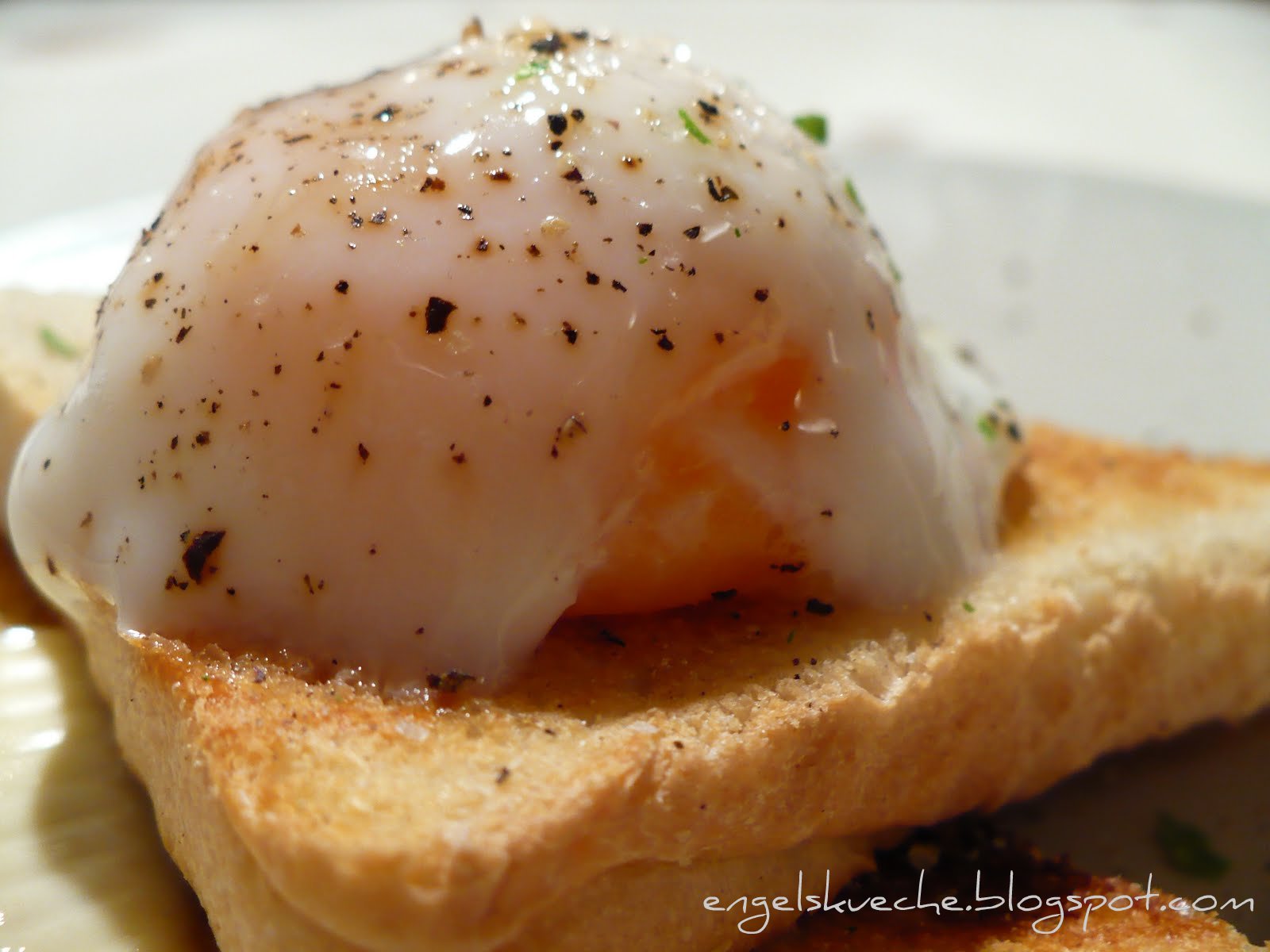 Essen aus Engelchens Küche: Aus der Mikrowelle: Verlorene Eier mit Toast