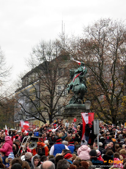 parada niepodległości pod pomnikiem piłsudskiego