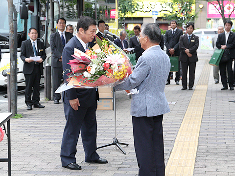 大阪バス「東京特急ニュースター号」開業式　花束贈呈（その1）