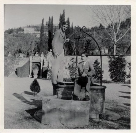 Fotografii rare în care apar Principele Philip, viitorul duce de Edinburg, soţul Reginei Elisabeta a II-a a Marii Britanii, şi Principele Mihai, viitorul rege al României Fotografii rare în care apar Principele Philip, viitorul duce de Edinburg, soţul Reginei Elisabeta a II-a a Marii Britanii, şi Principele Mihai, viitorul rege al României