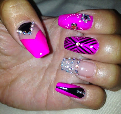 Queen Nails and Hair logo