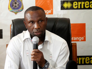 Le sélectionneur adjoint des Léopards, Florent Ibenge, lors d'une conférence de presse au siège de la Fédération congolaise de football association (Fecofa) le 18 août à Kinshasa. Photo Radio Okapi/John Bompengo