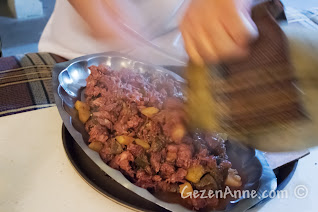 Kapadokya'da Avanos'taki Uranos Restoran'da Çömlek Kebabının testiden boşaltılması