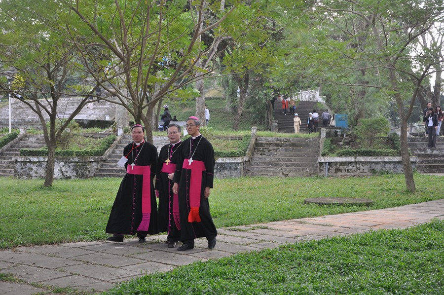 Đức Cha Matthêô đi dự lễ khai mạc Năm Thánh giáo phận Đà Nẵng