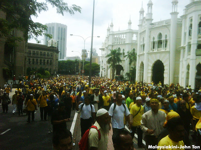 Bersih 3.0 - ஒரு லட்சம் பேர் தலைநகர் கோலாலம்பூரில் குவிந்துள்ளனர். கண்ணீர்ப்புகைக் குண்டுகள் வீசப்பட்டுள்ளது. IMG00040-20120428-1351