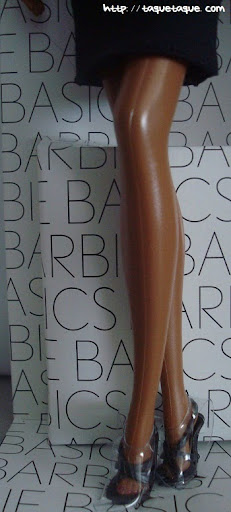 Barbie Basics LBD #10: detalle de la pose de las piernas y los zapatos