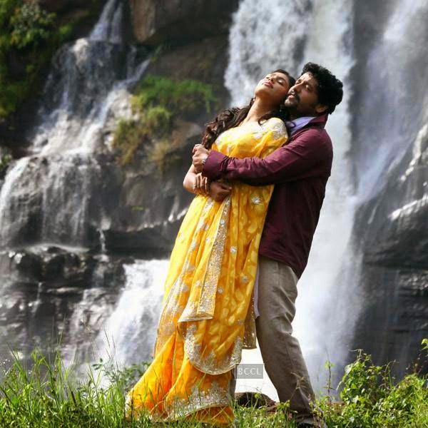 A still from the Tamil movie Pattaya Kelappanum Pandiya.